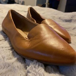 BARELY WORN • light leather pointed toe flat